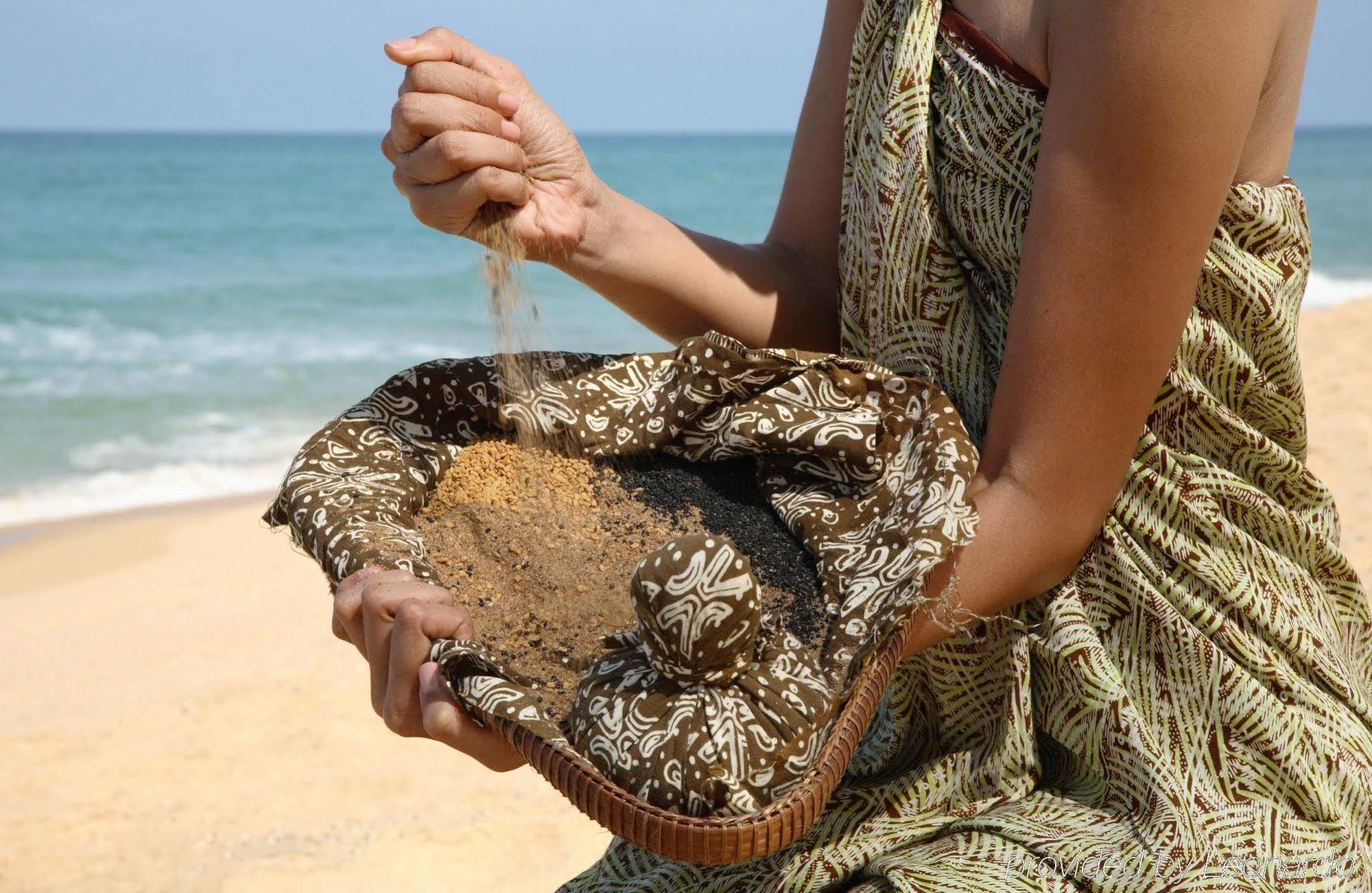 Tanjong Jara Resort, Terengganu - A Small Luxury Hotels Of The World Dungun Exterior foto A woman sifting through a gold pan